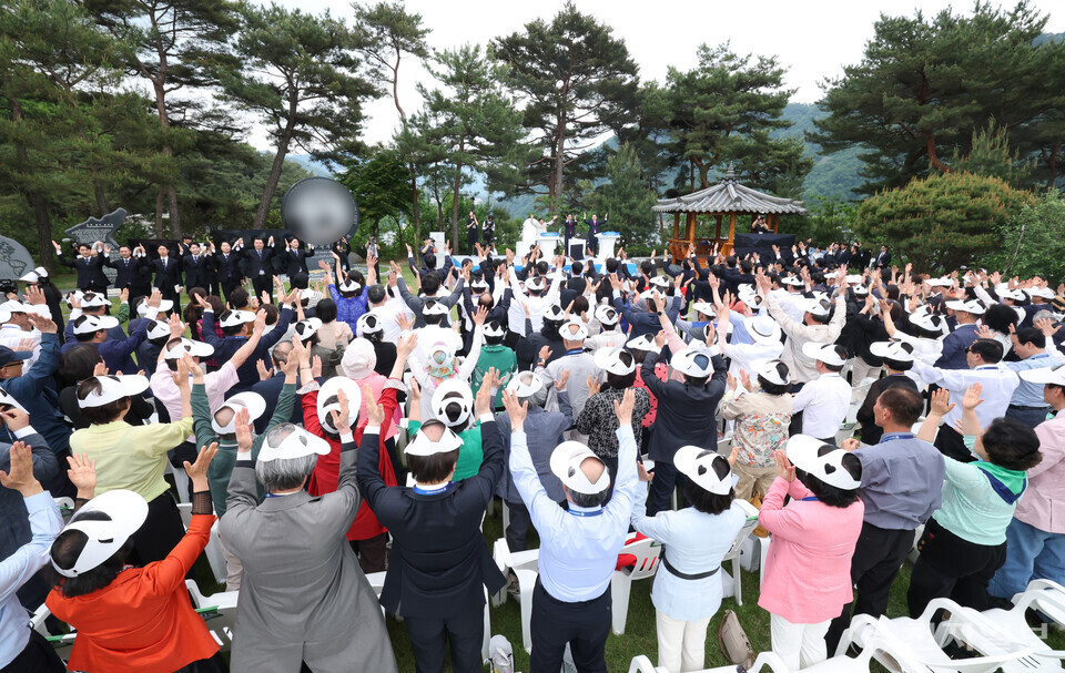 [천지일보=박준성 기자] 신천지예수교 증거장막성전(신천지예수교회) 이만희 총회장이 17일 경기 청평 신천지 평화연수원에서 목회자를 대상으로 열린 ‘계시성취 실상증거 신천지 말씀대성회’에서 강연을 마친 뒤 목회자들과 함께 손을 들어 영광을 올리고 있다.ⓒ천지일보 2025.05.17.