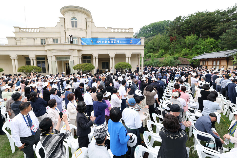 [천지일보=박준성 기자] 신천지예수교 증거장막성전(신천지예수교회) 이만희 총회장이 17일 경기 청평 신천지 평화연수원에서 목회자를 대상으로 열린 ‘계시성취 실상증거 신천지 말씀대성회’에서 강연을 마친 뒤 이동하고 있다. ⓒ천지일보 2025.05.17.