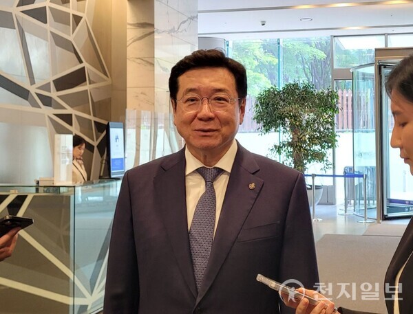 [천지일보=김정필 기자] 이찬희 삼성 준법감시위원회(준감위) 위원장이 20일 서울 서초구 삼성생명 서초사옥에서 열리는 삼성 준감위 회의에 참석하며 취재진 질문에 답변하고 있다. ⓒ천지일보 2025.05.20.