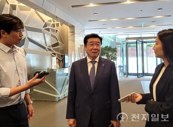 [천지일보=김정필 기자] 이찬희 삼성 준법감시위원회 위원장(가운데)이 20일 서울 서초구 삼성생명 서초사옥에서 열리는 삼성 준감위 회의에 참석하며 취재진 질문에 답변하고 있다. ⓒ천지일보 2025.05.20. ⓒ천지일보 2025.05.20.