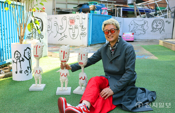 구구킴 작가가 구구문화진흥원 앞마당에서 포즈를 취하고 있다. ⓒ천지일보 2025.05.20.