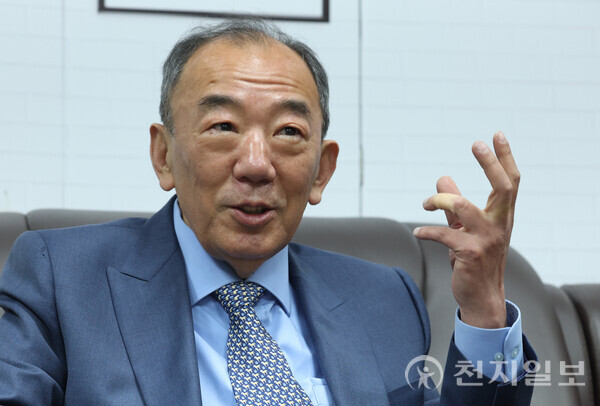 [천지일보=남승우 기자] 트럼프 대통령의 복귀와 한국의 리더십 공백이 맞물리며, 한반도 안보의 불확실성이 커지고 있다. 강석승 원장은 “대미전략 없는 대북정책은 설계될 수 없다”며 안보 대전환의 필요성을 강조했다. 사진은 최근 본지와의 인터뷰 중인 강 원장. ⓒ천지일보 2025.05.21.