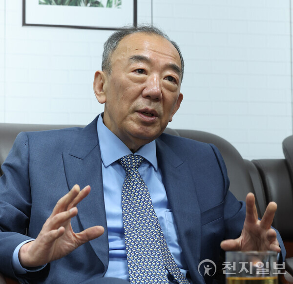 [천지일보=남승우 기자] 트럼프 대통령의 복귀와 한국의 리더십 공백이 맞물리며, 한반도 안보의 불확실성이 커지고 있다. 강석승 원장은 “대미전략 없는 대북정책은 설계될 수 없다”며 안보 대전환의 필요성을 강조했다. 사진은 최근 본지와의 인터뷰 중인 강 원장. ⓒ천지일보 2025.05.21.