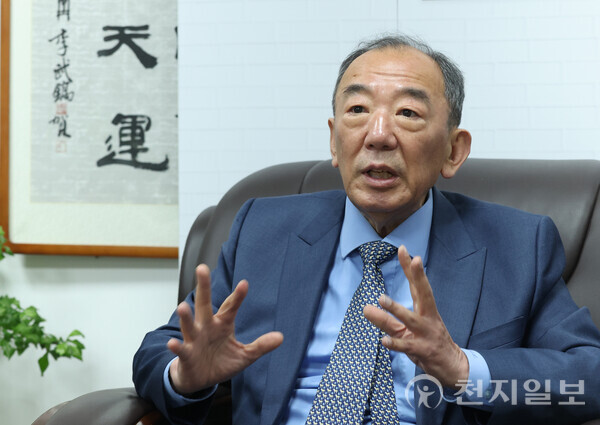 [천지일보=남승우 기자] 트럼프 대통령의 복귀와 한국의 리더십 공백이 맞물리며, 한반도 안보의 불확실성이 커지고 있다. 강석승 원장은 “대미전략 없는 대북정책은 설계될 수 없다”며 안보 대전환의 필요성을 강조했다. 사진은 최근 본지와의 인터뷰 중인 강 원장. ⓒ천지일보 2025.05.21.