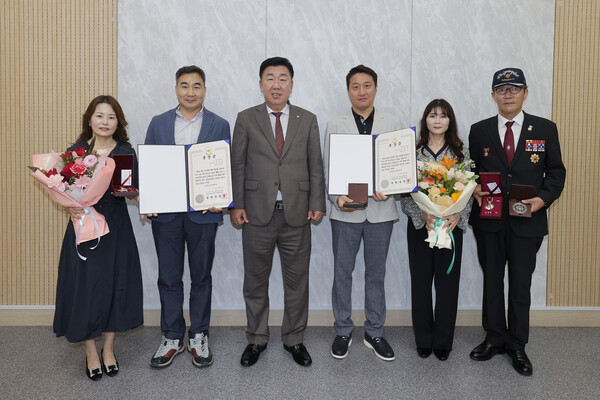 이범석(오른쪽에서 네 번째) 청주시장을 비롯한 유족들이 21일 임시청사 직지실에서 훈장을 받은 뒤 기념 촬영하고 있다. (제공: 청주시청)