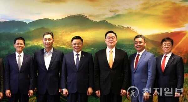 21일 페트로베트남 본사에서 구본규 LS전선 대표(오른쪽에서 세 번째), 레 만 훙(Le Manh Hung) 회장 페트로베트남 회장(왼쪽에서 세 번째) 등 관계자들이 간담회 후 기념 촬영을 하고 있다. (제공: LS전선) ⓒ천지일보 2025.05.22.