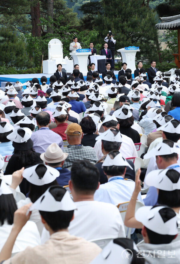 [천지일보=박준성 기자] 신천지예수교 증거장막성전(신천지예수교회) 이만희 총회장이 17일 경기 청평 신천지 평화연수원에서 목회자를 대상으로 열린 ‘계시성취 실상증거 신천지 말씀대성회’에서 강연하고 있다. ⓒ천지일보 2025.05.17.