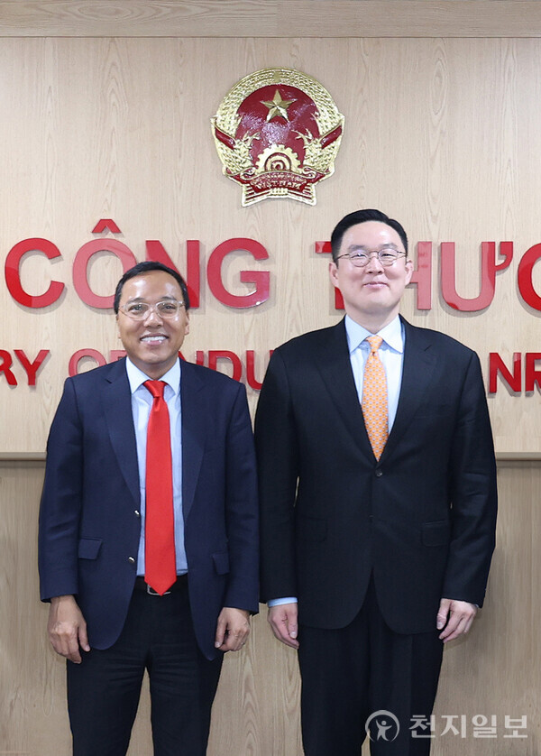22일 베트남 하노이 산업통상부에서 열린 간담회에서 구본규 LS전선 대표(우측)와 응우옌 호앙 롱 산업자원통상부 차관이 기념 촬영을 하고 있다. (제공: LS에코에너지) ⓒ천지일보 2025.05.23.