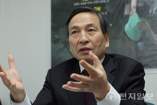 [천지일보=남승우 기자] 이구연 차의과대학교 통합의학 박사가 최근 서울 용산구 천지일보 사무실에서 본지와 만나 인터뷰를 하고 있다. 이 박사는 수면과 체온의 상관관계를 언급하면서 체온 유지가 숙면의 질을 결정하는 중요한 요소임을 강조했다. ⓒ천지일보 2025.02.26.