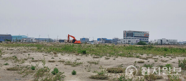 [천지일보 전북=김동현 기자] 전북 새만금에 대규모 투자 유치가 이어지고 있지만 인근 지역 상인들은 상권 회복이나 고용 확대 등 실질적 효과는 체감되지 않는다며 의문을 제기하고 있다. 사진은새만금국가산업단지 개발 현장 모습. ⓒ천지일보 2025.05.28.
