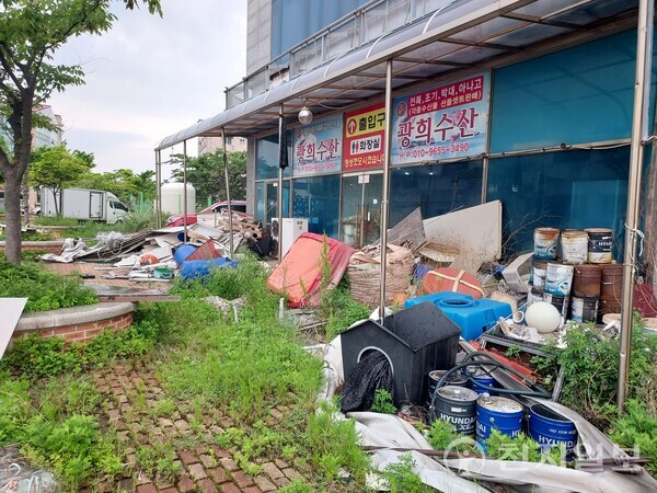[천지일보 전북=김동현 기자] 전북 새만금에 대규모 투자 유치가 이어지고 있지만 인근 지역 상인들은 상권 회복이나 고용 확대 등 실질적 효과는 체감되지 않는다며 의문을 제기하고 있다. 사진은 비흥항에 방치돼 있는 폐자제와 쓰레기들. ⓒ천지일보 2025.05.28.