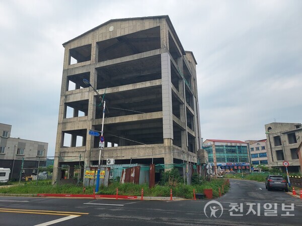 [천지일보 전북=김동현 기자] 전북 새만금에 대규모 투자 유치가 이어지고 있지만 인근 지역 상인들은 상권 회복이나 고용 확대 등 실질적 효과는 체감되지 않는다며 의문을 제기하고 있다. 사진은 몇 년째 공사가 멈춘 채 방치된 건물. ⓒ천지일보 2025.05.28.