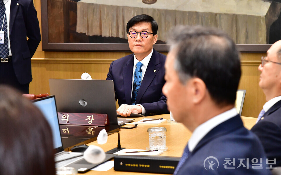 [천지일보=남승우 기자] 이창용 한국은행 총재가 17일 서울 중구 한국은행 본관에서 열린 금융통화위원회 통화정책방향 본회의를 주재하고 있다. (사진공동취재단) ⓒ천지일보 2025.04.17.