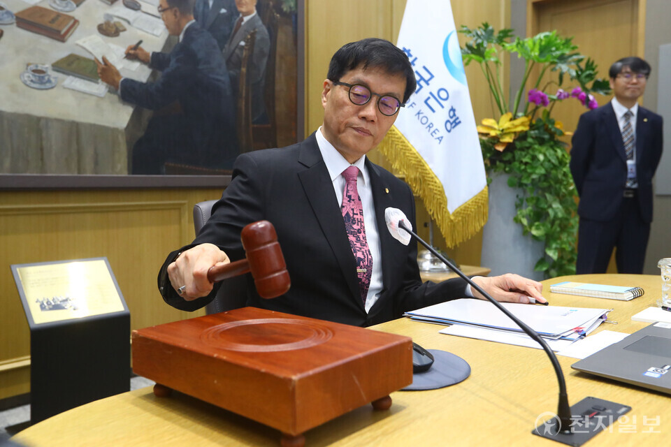 [천지일보=박준성 기자] 이창용 한국은행 총재가 29일 서울 중구 한국은행에서 열린 금융통화위원회에 참석해 의사봉을 두드리고 있다. (사진공동취재단)ⓒ천지일보 2025.05.29.