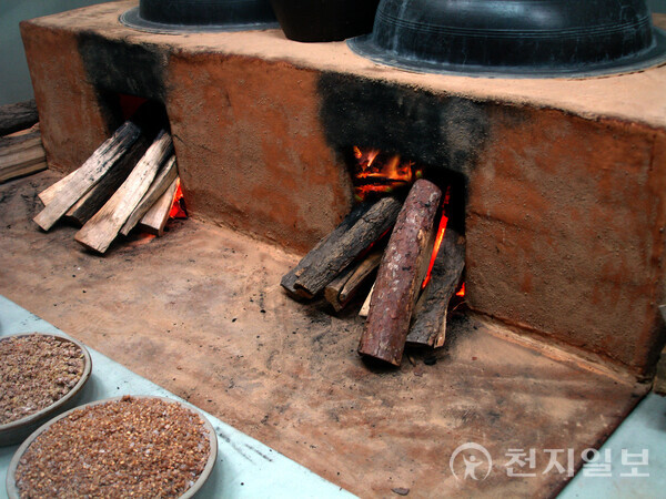 온돌은 우리 조상 대대로 내려온 바닥 난방방식이자 세계에서 가장 오래된 바닥 난방방식으로 아궁이에서 피운 불의 열기가 구들장을 통과하며 공간 전체를 따뜻하게 유지시켜주는 구조다. (사진: 게티이미지뱅크) ⓒ천지일보 2025.05.30.
