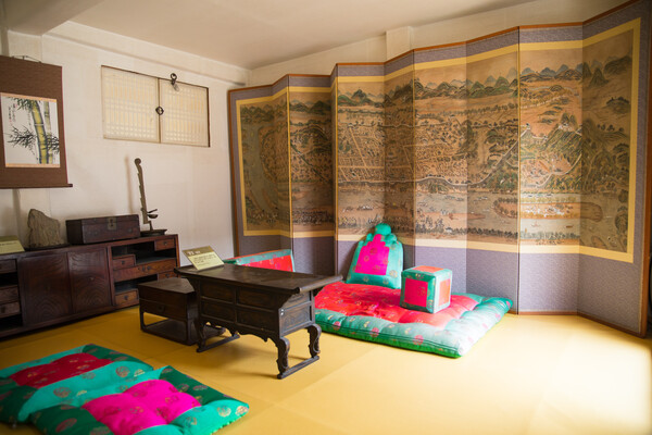 ​공간 전체를 고르게 데우는 방식인 온돌은 자연스럽게 바닥에 앉거나 눕는 생활양식으로 나타났다. 덩달아 방석이나 이불, 소반과 같이 생활용품이나 가구 또한 좌식 생활에 맞게 발전해갔다. (출처: 게티이미지뱅크) ⓒ천지일보 2025.05.30.