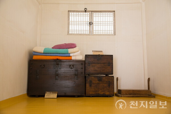 공간 전체를 고르게 데우는 방식인 온돌은 자연스럽게 바닥에 앉거나 눕는 생활양식으로 나타났다. 덩달아 방석이나 이불, 소반과 같이 생활용품이나 가구 또한 좌식 생활에 맞게 발전해갔다. (출처: 게티이미지뱅크) ⓒ천지일보 2025.05.30.