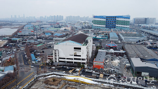 인천시 중구 신흥동3가에 위치한 구 인스파월드 전경. 일반 상업지구에 위치한 이 건물은 10여년이 지난 현재 낡고 부식해 폐허가 됐다. 신천지는 이 건물을 지난 2013년 매입했지만 일부 지역주민과 개신교계 반발로 용도변경을 하지 못했고, 공연장 근생 시설로 건축허가를 받았지만 불법성이 없음에도 건축물 착공신고 불가 통지를 받았다. 현재 이와 관련해 행정심판이 진행되고 있다. 1심에서 신천지가 승소하면서 새로운 국면으로 접어들었다. ⓒ천지일보DB