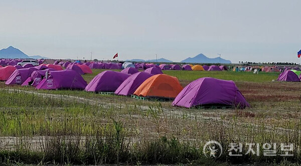 [Cheonji Ilbo Buan=Reporter Kim Do-eun] After the failure of the 2023 World Scout Jamboree, Jeonbuk is now bidding to host the 2036 Summer Olympics. Residents of Buan have criticized the inadequate preparations at the time, while university students express both hopes and concerns about the Olympic bid. The question of whether Jeonbuk is truly ready to welcome the world again remains ongoing. Pictured: Tent installations at the 2023 Jamboree.©Cheonji Ilbo, June 4, 2025.