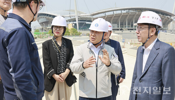 After the failure of the 2023 World Scout Jamboree, Jeonbuk is now bidding to host the 2036 Summer Olympics. Residents of Buan have criticized the inadequate preparations at the time, while university students express both hopes and concerns about the Olympic bid. The question of whether Jeonbuk is truly ready to welcome the world again remains ongoing. Pictured: Jeonbuk Governor Kim Kwan-young inspecting the Olympic bid site on May 28. (Provided by Jeonbuk Provincial Government) ©Cheonji Ilbo, June 4, 2025.
