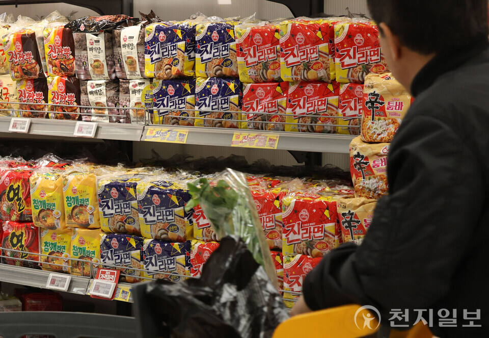[천지일보=남승우 기자] 주식회사 오뚜기가 오는 4월 1일부로 라면류의 가격을 인상한다고 20일 밝혔다. 지난 2022년 10월 라면 가격 인상을 한 이후 2년 5개월 만이다. 오뚜기는 총 27개의 라면 유형 중 16개 유형의 라면 제품 출고가를 평균 7.5% 인상한다.주요 제품 가격은 대형마트 판매가 기준으로 진라면이 716원에서 790원으로, 오동통면이 800원에서 836원으로, 짜슐랭이 976원에서 1056원으로 조정되며 진라면 용기는 1100원에서 1200원으로 오른다. 사진은 서울 시내의 한 대형마트의 라면 코너 모습. ⓒ천지일보 2025.03.31.
