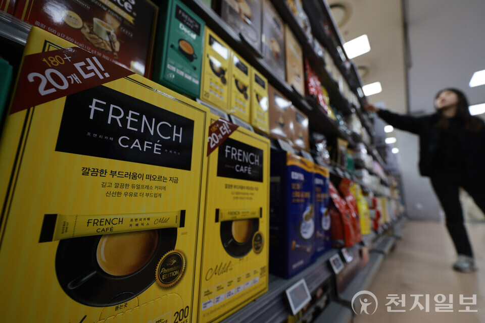 [천지일보=남승우 기자] 가공식품과 외식 물가 상승세가 거세지고 있는 가운데 7일 서울 시내의 한 대형마트에서 시민들이 장을 보고 있다. 지난 6일 통계청이 발표한 지난달 소비자물가 동향에 따르면 지난해 같은 달 대비 가공식품 물가 상승률은 3.6%로 2023년 12월 이후 가장 많이 올랐다. 기업들이 가격을 올린 커피(8.3%), 빵(6.3%), 햄과 베이컨(6.0%) 등의 상승률이 높았다. 외식(3.0%)도 2개월 연속 3%대 상승했다. ⓒ천지일보 2025.04.07.