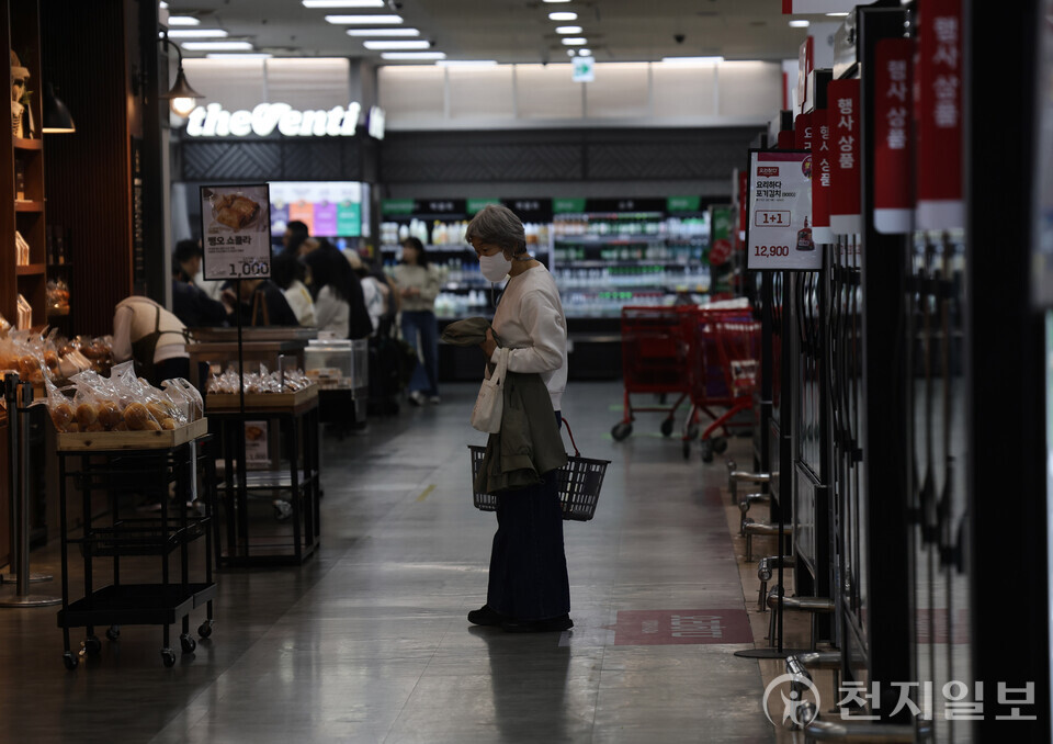 [천지일보=남승우 기자] 가공식품과 외식 물가 상승세가 거세지고 있는 가운데 7일 서울 시내의 한 대형마트에서 시민들이 장을 보고 있다. 지난 6일 통계청이 발표한 지난달 소비자물가 동향에 따르면 지난해 같은 달 대비 가공식품 물가 상승률은 3.6%로 2023년 12월 이후 가장 많이 올랐다. 기업들이 가격을 올린 커피(8.3%), 빵(6.3%), 햄과 베이컨(6.0%) 등의 상승률이 높았다. 외식(3.0%)도 2개월 연속 3%대 상승했다. ⓒ천지일보 2025.04.07.
