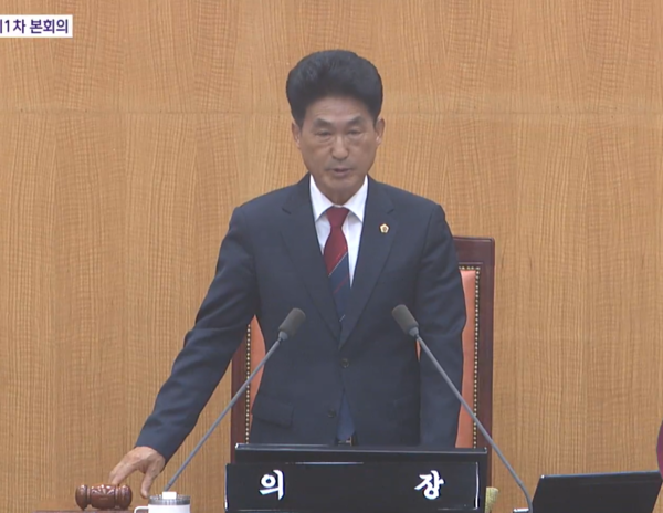 이양섭(국민의힘 진천2) 충북도의장이 9일 본회의장에서 개회를 선언하고 있다. (출처: 충북도의회 인터넷방송 캡처)