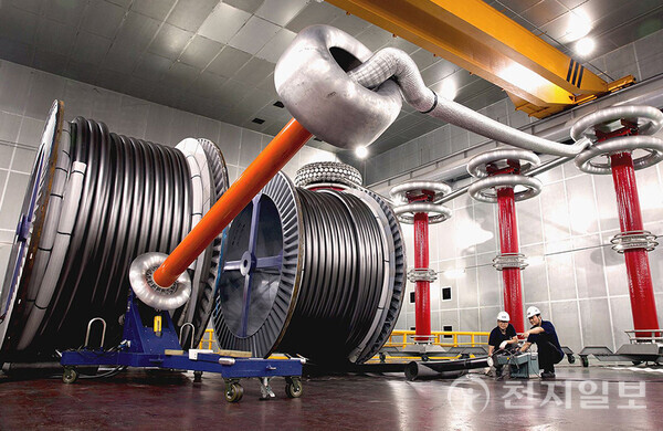 LS전선 직원이 구미 공장에서 초고압 직류(HVDC) 케이블을 테스트하고 있다. (제공: LS전선) ⓒ천지일보 2025.06.09.