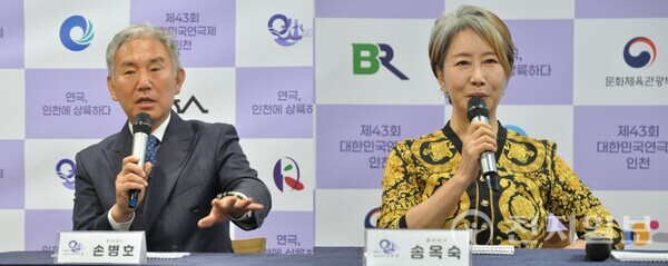 [사진=천지일보 김미정 기자] 10일 샤펠드미앙에서 열린 '제43회 대한민국연극제 인천 기자간담회'에서 홍보대사를 맡은 손병호· 송옥숙 배우가 기자들의 질문에 답하고 있다.  ⓒ천지일보 2025.06.10.