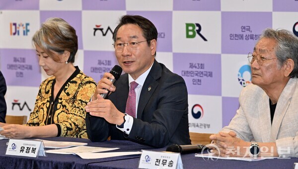 [사진=천지일보 김미정 기자] 유정복 인천시장이 10일 샤펠드미앙에서 열린 '제43회 대한민국연극제 인천 기자간담회'에서 취재진의 질문에 답변하고 있다. ⓒ천지일보 2025.06.10.