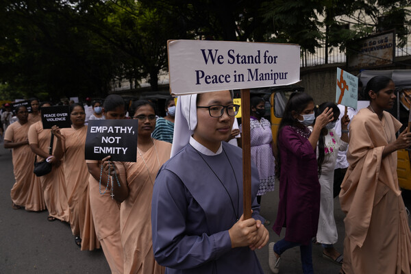 수백명의 사망자를 내고 수만명의 피란민을 발생시킨 인도 북동부의 부족‧종교 간 갈등이 또다시 폭력 사태로 이어지고 있다. 힌두교인 메이테이족과 기독교인인 쿠키족이 정치‧정책적 대립으로 유혈사태를 일으킨 지 2년. 아직도 양측 간 대립으로 마니푸르는 긴장 상태다. 최근에는 메이테이 급진 단체 인사가 체포된 후 반발 시위가 발생해 폭력 사태로 번졌다. 사진은 지난 2023년 8월 25일 인도 하이데라바드에서 가톨릭 수녀들이 마니푸르주의 폭력 사태에 반대하며 평화 집회에 참여하고 손팻말을 들고 있는 모습. (출처: AP, 뉴시스)
