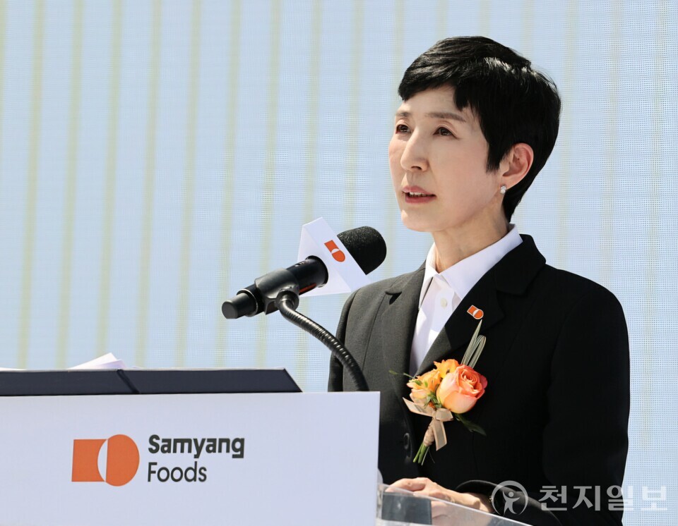 김정수 삼양식품 부회장이 11일 경남 밀양에서 열린 ‘밀양 제2공장’ 준공식에서 기념사를 전하고 있다. 김 부회장은 “‘불닭’이라는 별은 이제 막 타오르기 시작했다”며 “글로벌 수출 확대와 품질 혁신을 위한 노력을 멈추지 않겠다”고 밝혔다. (제공: 삼양식품) ⓒ천지일보 2025.06.11.