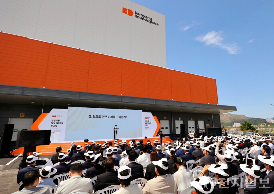 11일 경남 밀양시 부북면 나노융합국가산업단지에서 열린 삼양식품 밀양 제2공장 준공식에서 ‘앞으로 어떤 미래를 그리는가’라는 문구가 걸린 단상에서 김정수 삼양식품 부회장이 준공식 기념사를 전하고 있다. 이날 밀양 제2공장은 스마트팩토리 기반의 ‘불닭볶음면 전용 수출기지’로 공식 선언되며 업계의 주목을 받았다. (제공: 삼양식품) ⓒ천지일보 2025.06.11.