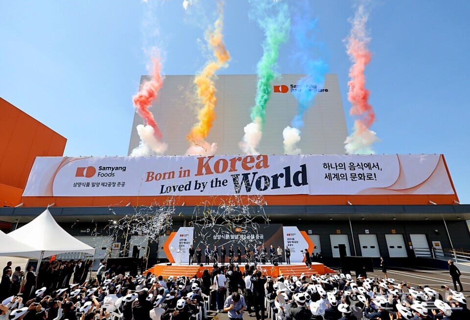 11일 경남 밀양시 부북면 나노융합국가산업단지에서 열린 삼양식품 밀양 제2공장 준공식에서 “Born in Korea, Loved by the World(한국에서 태어나 세계가 사랑하다)” 삼양식품 밀양 제2공장 준공식에서 축포가 터지며 하늘을 수놓고 있다. 이날 행사에는 임직원과 내외빈 300여명이 참석해 K-푸드 수출 거점의 탄생을 축하했다. (제공: 삼양식품) ⓒ천지일보 2025.06.11.