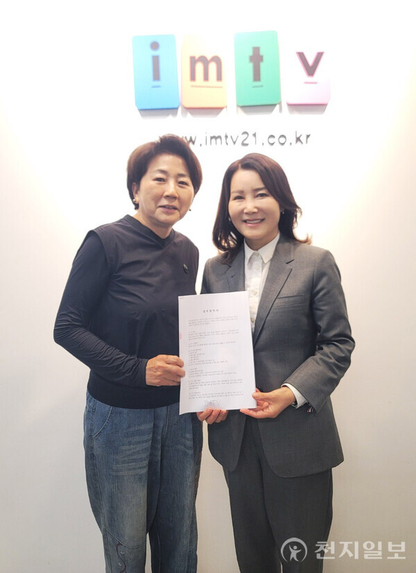 드라마 제작사 아이엠티브이는 10일 전정희 작가와 ‘복수초’의 영상화 계약을 체결했다. 왼쪽부터 아이엠티브이 대표 이영숙, 소설가 전정희) (사진제공: 아이엠티브이) ⓒ천지일보 2025.06.11