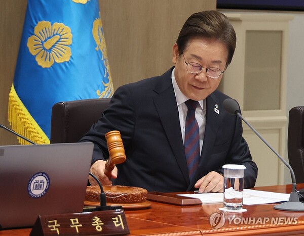 이재명 대통령이 10일 서울 용산 대통령실에서 국무회의를 주재하며 의사봉을 두드리고 있다. (출처: 연합뉴스)