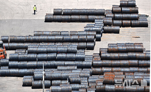 도널드 트럼프 미국 대통령은 3일(현지시간) 미국으로 수입되는 외국산 철강과 알루미늄에 대해 부과해온 25%의 관세를 50%로 인상한다는 내용의 포고문에 서명했다. 이번 조치는 한국시간 4일 오후 1시 1분(미국 동부시간 4일 0시 1분)부터 발효됐다. (출처: 뉴시스)