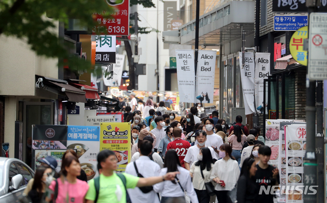 [서울=뉴시스] 12일 오후 서울 중구 명동 거리가 모처럼 북적이고 있다. 사회적 거리두기 해제 영향으로 숙박 및 음식점업 경제 상황이 코로나19 사태 이전 수준으로 회복한 것으로 나타났다. 통계청에 따르면 지난 7월 숙박 및 음식점업 생산지수는 불변지수 기준 1년 전보다 29.9% 오르고, 생산지수는 2019년 수준을 넘어선 것으로 나타났다. 2022.09.12.