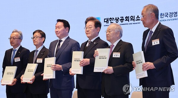 이재명 대선 후보 시절 경제5단체장과의 기념사진. (출처: 연합뉴스)