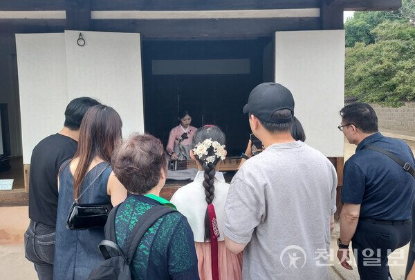 [천지일보 전북=김동현 기자] 전주한옥마을 경기전에서 전주국가유산야행 프로그램에 참여 중인 관광객들. ⓒ천지일보 2025.06.12.
