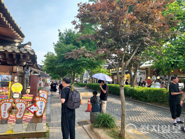 [천지일보 전북=김동현 기자] 전주한옥마을 은행로. 한옥 풍경 속 산책은 즐겁지만 볼거리·먹거리가 제한적이라는 지적도 이어지고 있다. ⓒ천지일보 2025.06.12.