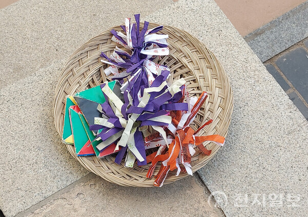 [천지일보 전북=김동현 기자] ‘우리놀이터 마루달’ 체험존에 놓인 전통놀이 도구 제기. ⓒ천지일보 2025.06.12.