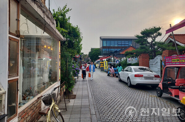 [천지일보 전북=김동현 기자] 전주한옥마을 거리. 첫인상은 좋지만 체험 거리나 음식 다양성이 부족하다는 아쉬움도 공존한다. ⓒ천지일보 2025.06.12.