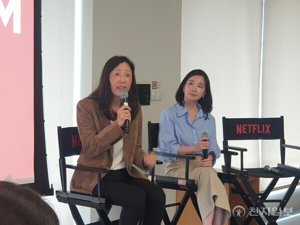 [천지일보=황해연 기자] 유니스 킴 넷플릭스 최고 프로덕트 책임자(CPO, 왼쪽)가 13일 서울 오피스에서 12년 만에 새롭게 개편된 TV UI를 비롯해 넷플릭스의 프로덕트 철학과 기능을 소개하고 있다. ⓒ천지일보 2025.06.13.