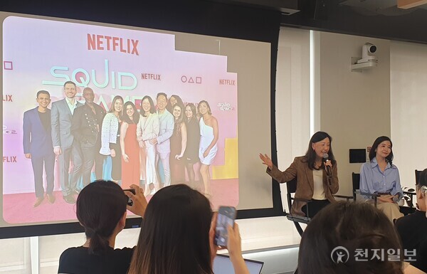 [천지일보=황해연 기자] 유니스 킴 넷플릭스 최고 프로덕트 책임자(CPO, 왼쪽)가 13일 서울 오피스에서 12년 만에 새롭게 개편된 TV UI를 비롯해 넷플릭스의 프로덕트 철학과 기능을 소개하면서 사진에 대해 설명하고 있다. ⓒ천지일보 2025.06.13.