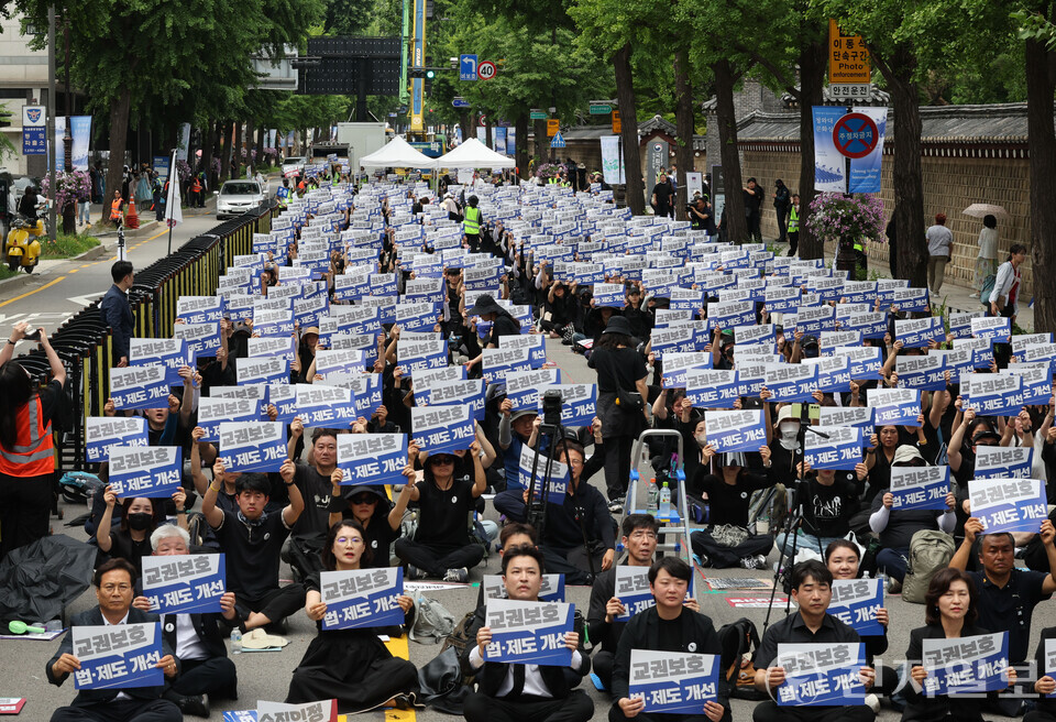 [천지일보=남승우 기자] 14일 서울 종로구 경복궁역 인근에서 열린 ‘故 제주 교사 추모 및 교권 보호 대책 요구 전국 교원 집회’에서 동료 교사가 추모 편지글을 낭독하고 있다. ⓒ천지일보 2025.06.14.