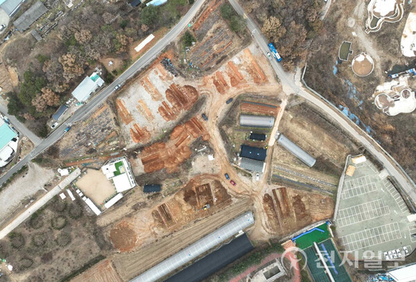 지난 2023년 3월 6일자 천지일보 단독 기사로 보도된 파주 퍼스트가든 시설공사현장(파주시 조리읍 능안리 1079-2번지)에서 찾은 석영제 격지(Flake) 등 유물이 조사결과 구석기시대 가공적 석기로 판명됐다. 사진은 시굴조사 지역 항공사진. (제공: 겨레문화유산연구원) ⓒ천지일보 2025.06.16.