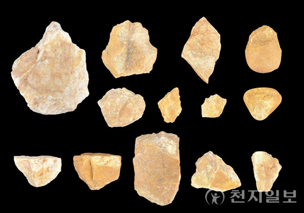석기 돌감은 석영맥암과 규암, 자갈돌로서 몸돌·격지 등의 제작과정 석기와 찍개·대패·여러 면석기 등 대형 도구, 긁개·밀개·홈날·찌르개·뚜르개 등의 소형 도구가 주류를 이루는 것으로 확인됐다. (제공: 겨레문화유산연구원) ⓒ천지일보 2025.06.16.