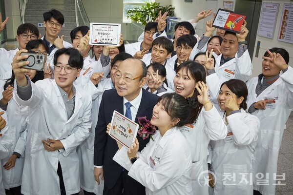 김승연 한화그룹 회장이 17일 한화토탈에너지스 연구소에서 연구원들과 셀카를 찍고 있다. (제공: 한화그룹) ⓒ천지일보 2025.06.17.